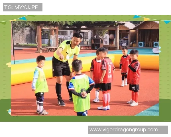 两小孩热情点名心目中的足球明星展现童真与梦想