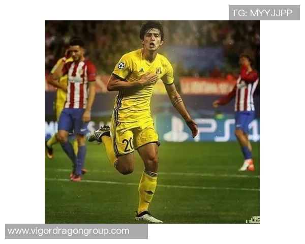 男足球明星展现完美肌肉身材的魅力瞬间与健身秘籍分享