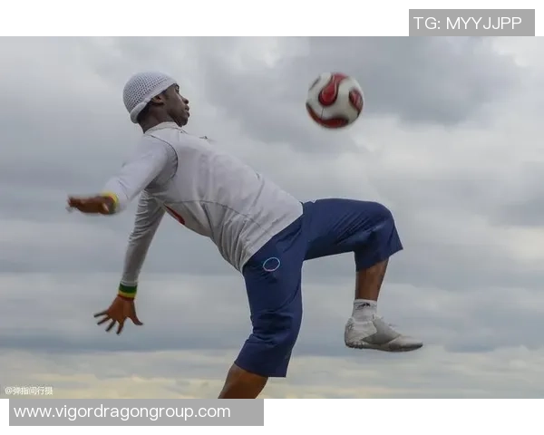 足球明星与路人激情对决街头足球赛引发热潮 足球明星与路人激情对决街头足球赛引发热潮